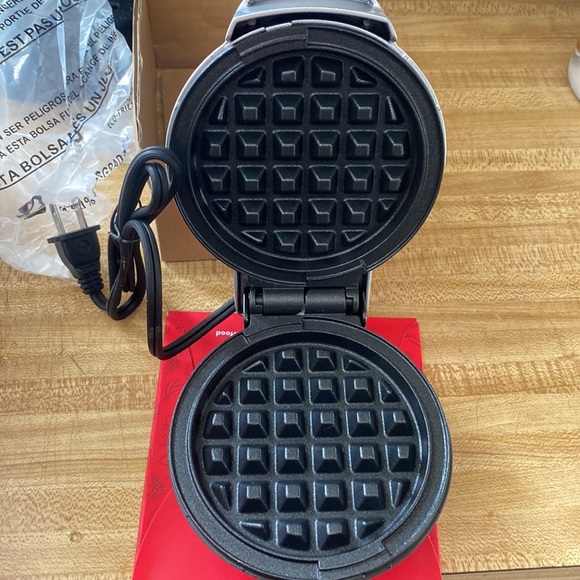 Mini waffle maker, never used - Picture 4 of 4